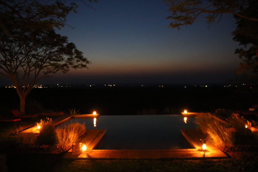 Beleuchteter Pool am Abend Hotel Stanley Safari Lodge - All Incl