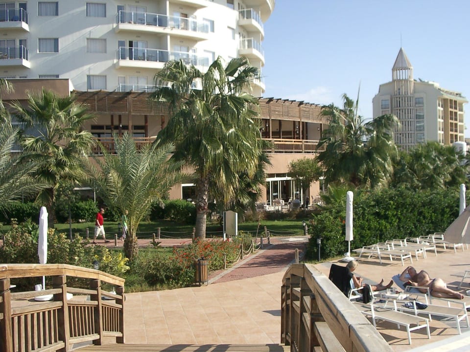 Über die Poolbrücke zum Mittagessen Seaden Sea World Resort & Spa