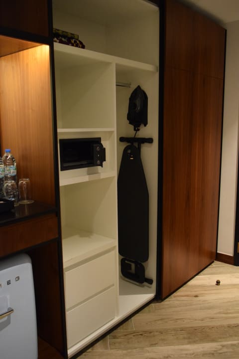 Zimmer The WB Abu Dhabi, Curio Collection By Hilton