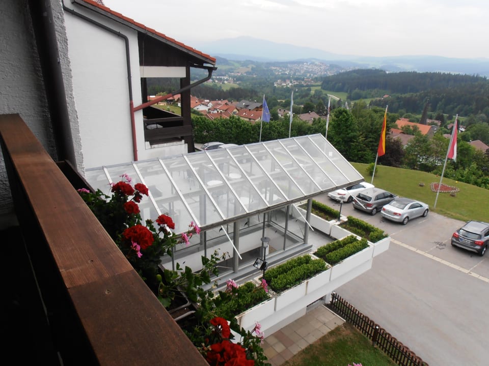 Blick vom Balkon auf den Eingangsbereich und den Parkplatz Hotel Bavaria Zwiesel
