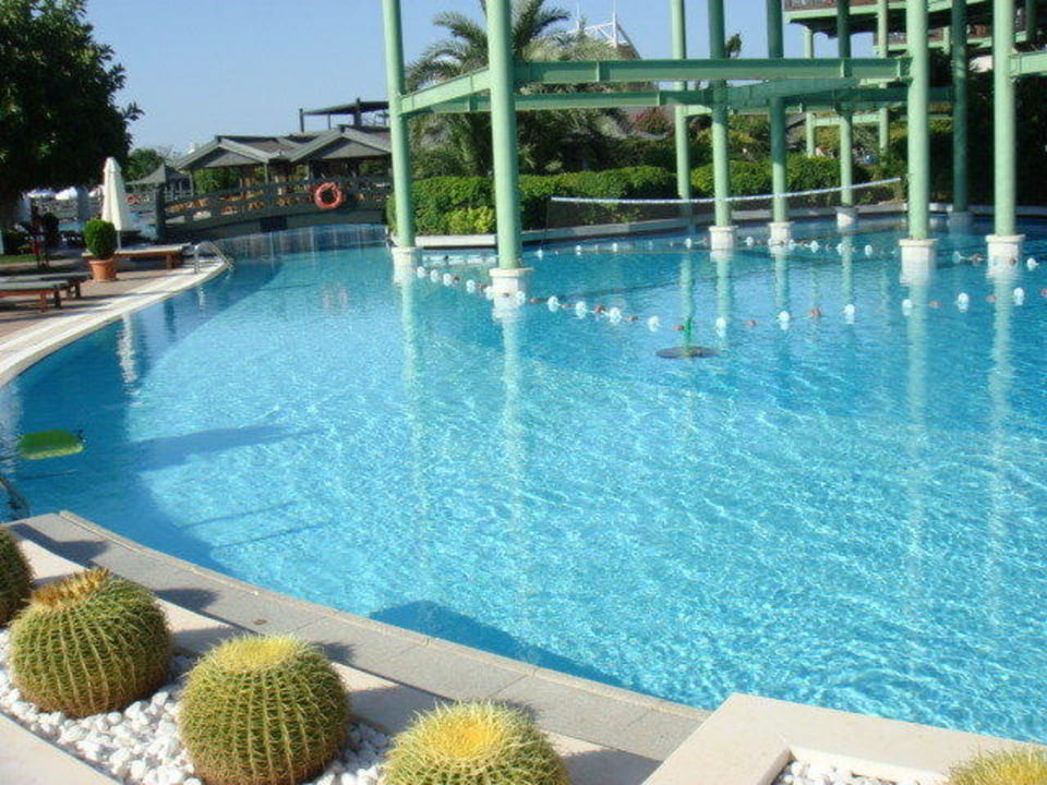 Бассейн Limak Lara Deluxe Hotel & Resort