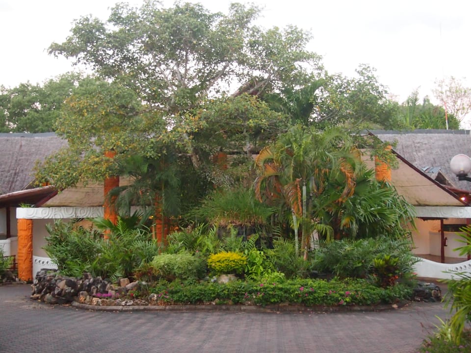 Vor dem Hoteleingang Hotel Southern Palms Beach Resort