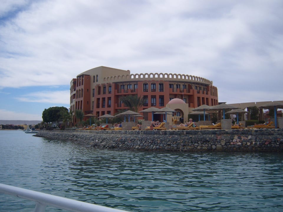 Haupthaus mit Sand-Sonnen-Fläche an der Lagune. Hotel Three Corners Ocean View prestige - Adults only