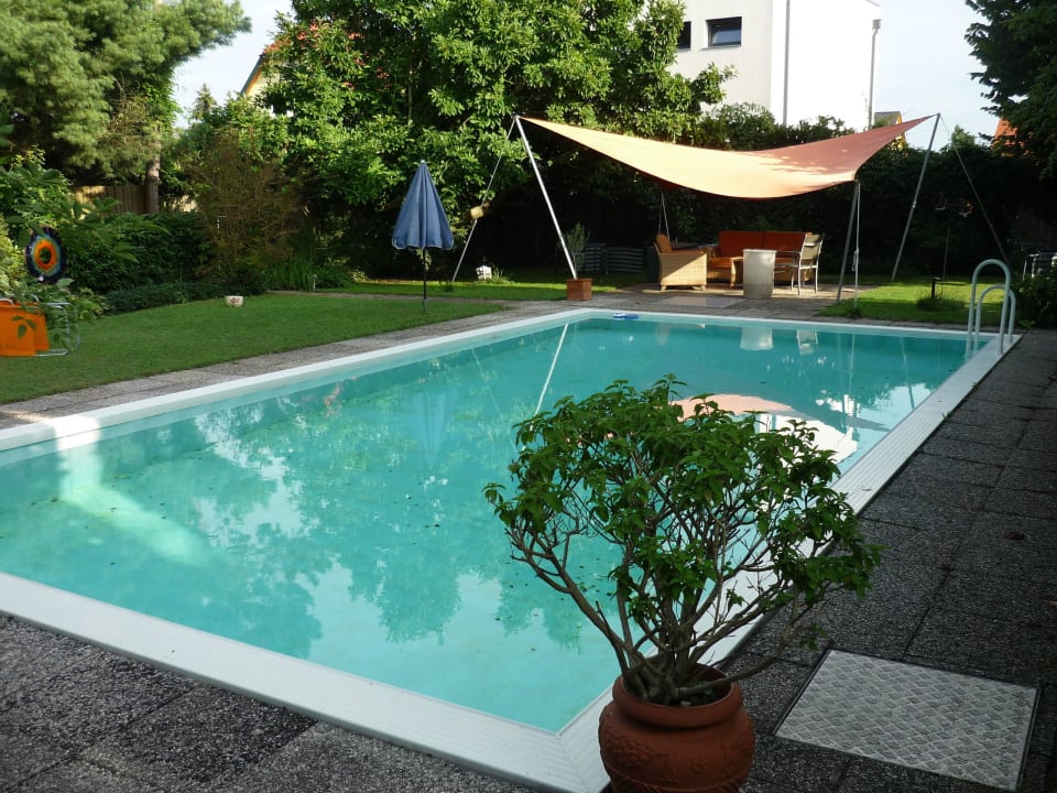 Lädt zum Baden ein Hotel Weinland