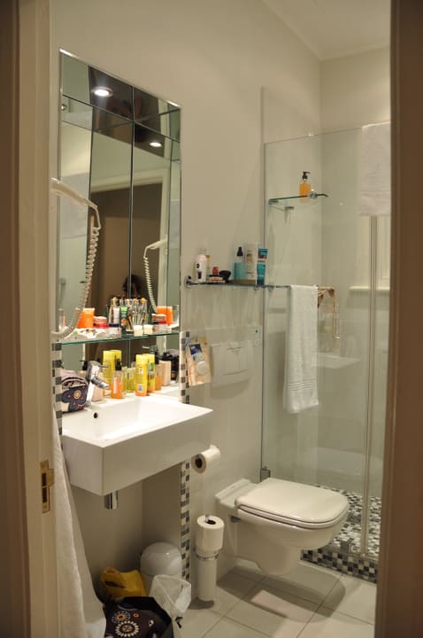 Bad mit großer Dusch um die ecke Nine Flowers Guest House