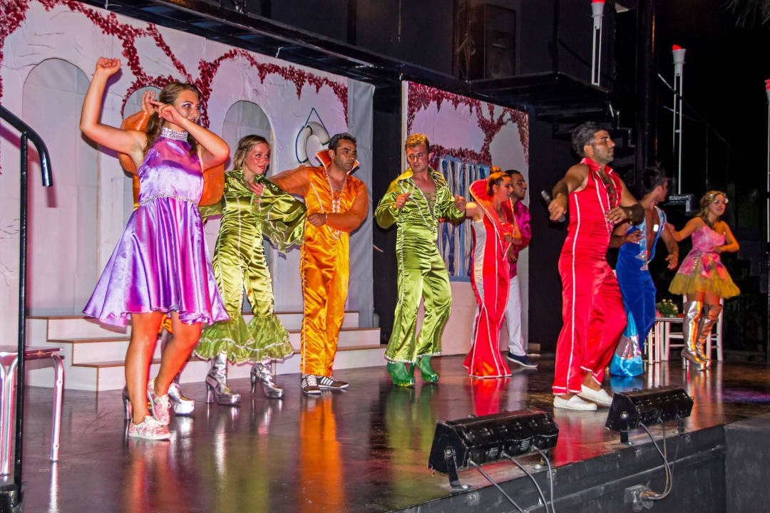 Showabend Mama Mia Hotel Grand Side