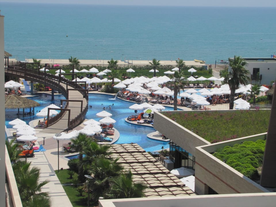 Die Poollandschaft und das warme Meer Sherwood Dreams Resort