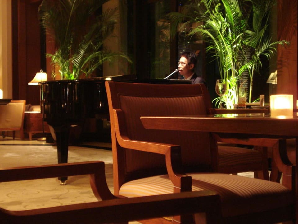 Lobby mit Pianomusik am Abend Hotel The Peninsula Bangkok