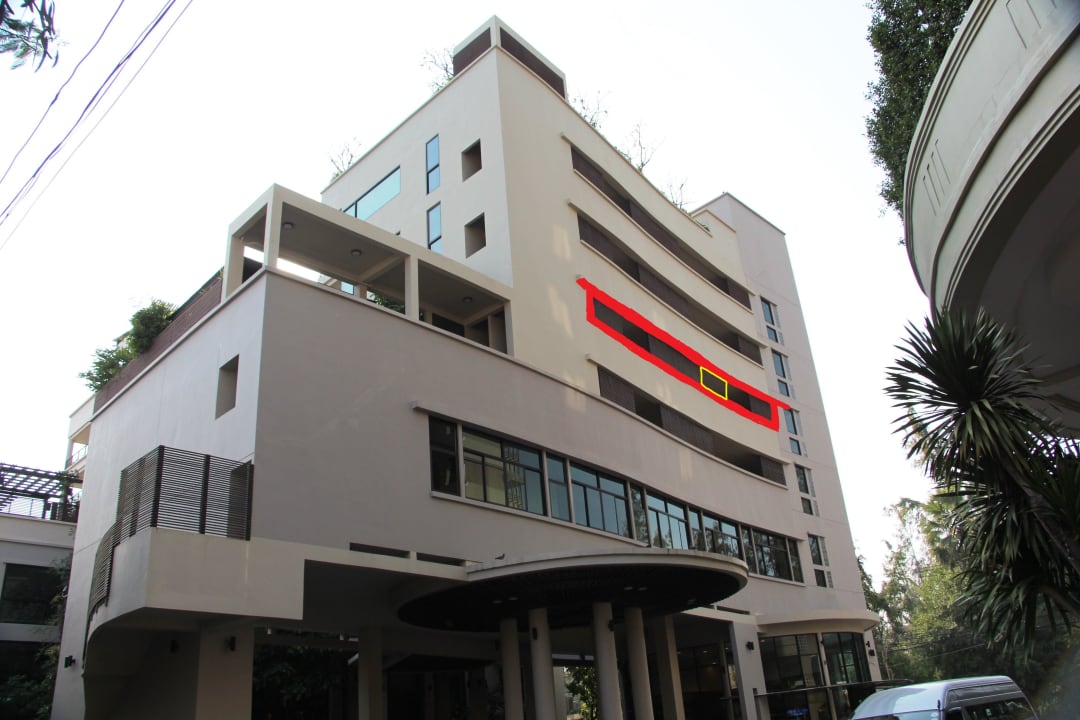 Seitenflügel über der Hoteleinfahrt Hotel Tara Mantra Cha Am