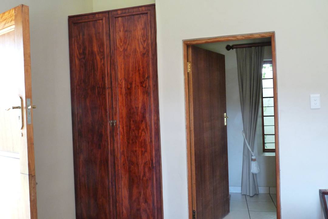 Schrank, Tür zum Bad Guesthouse The Thorntree Country House