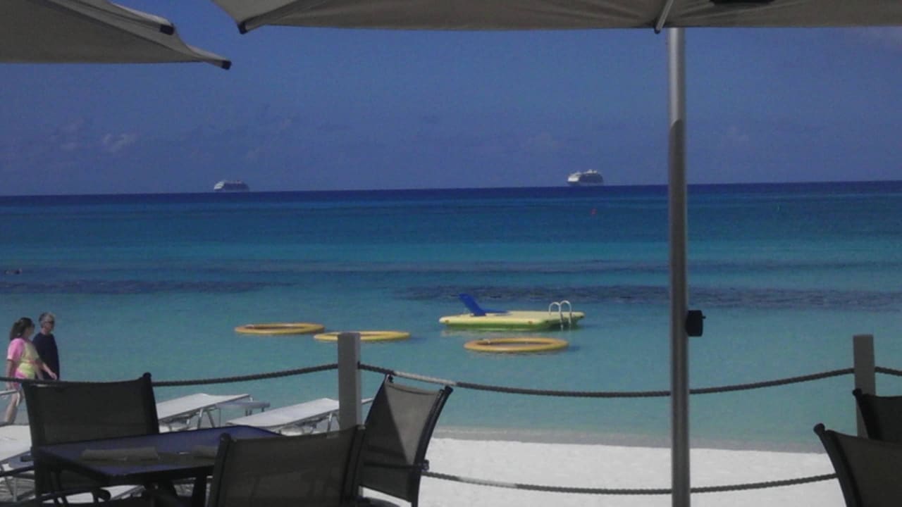Peaceful view of the beach Hotel Marriott Beach Resort Grand Cayman