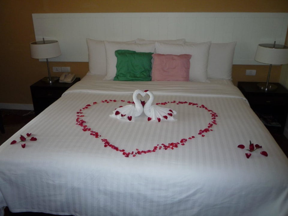 Schön dekoriertes Bett Holiday Inn Resort Phuket Surin Beach by IHG