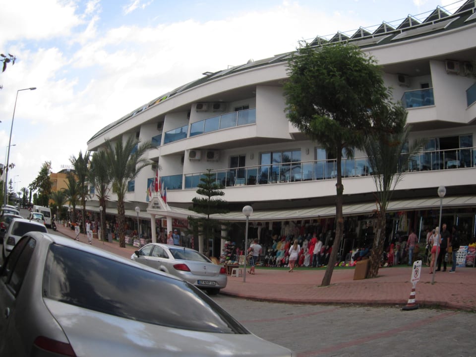 Hotelansicht von der anderen Straßenseite Opia Hotel