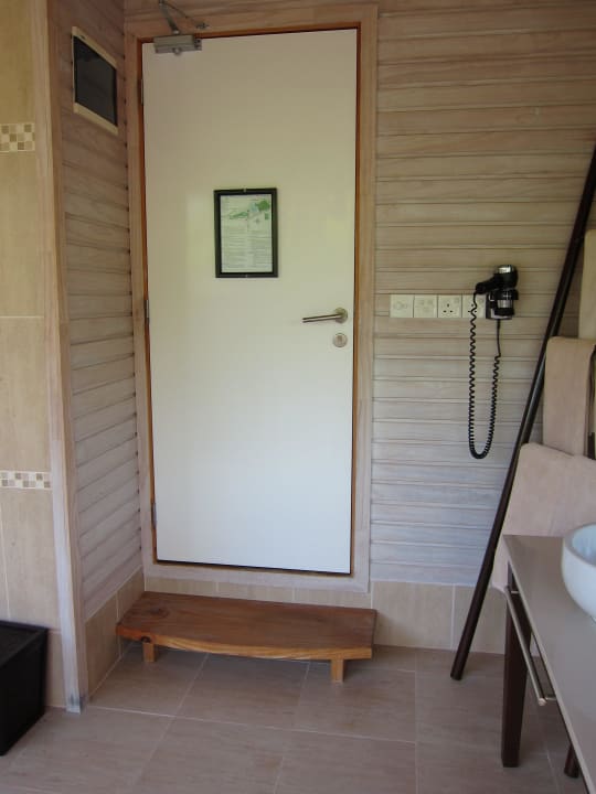 Beach Villa 315 - Tür ins Zimmer Kuredu Island Resort & Spa