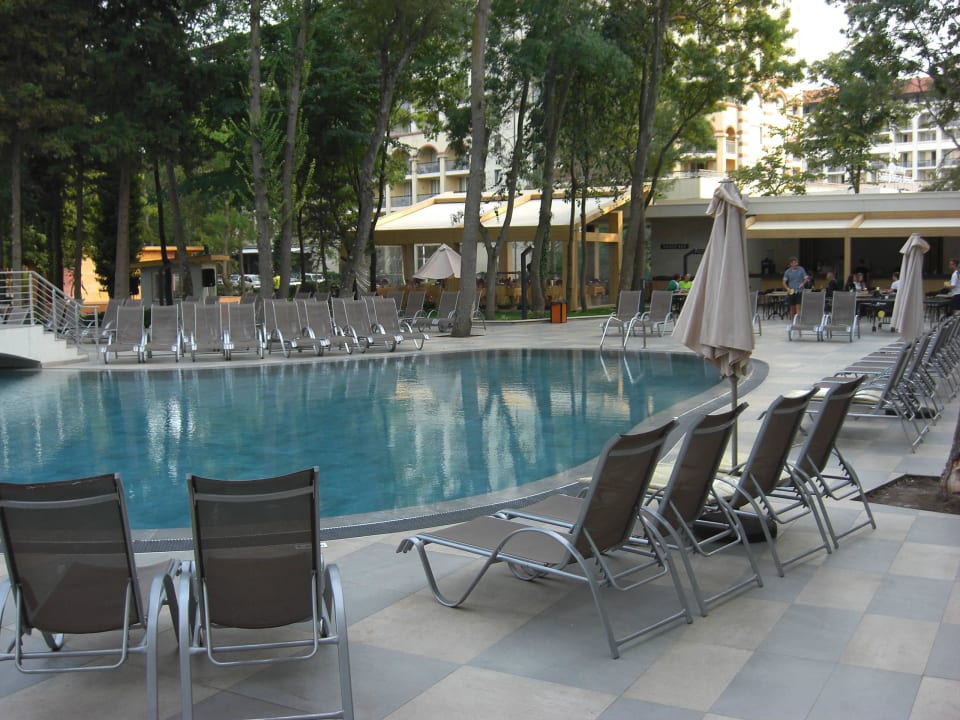 Pool mit Liegestühlen HVD Club Bor