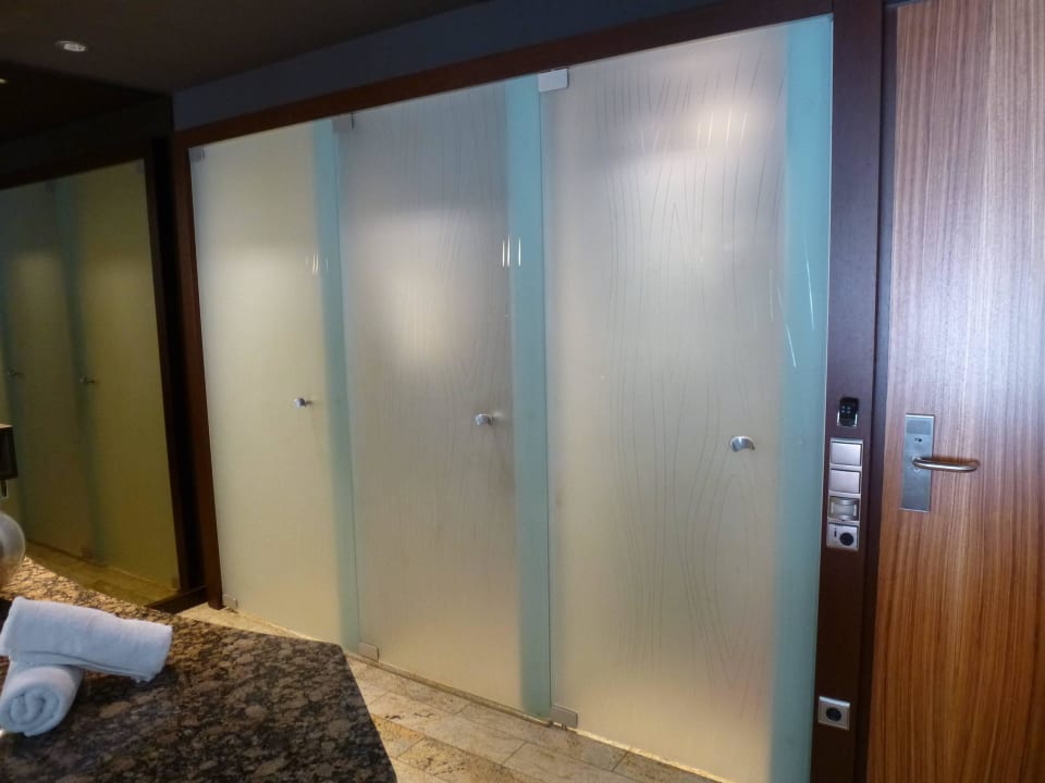 Hinter den Türen versteckt: WC, Dusche und Schrank East Hotel