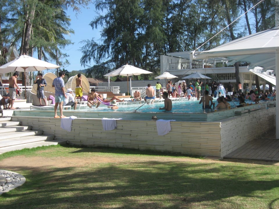 Pool am Strand Massenbesäufnis Hotel Angsana Laguna Phuket