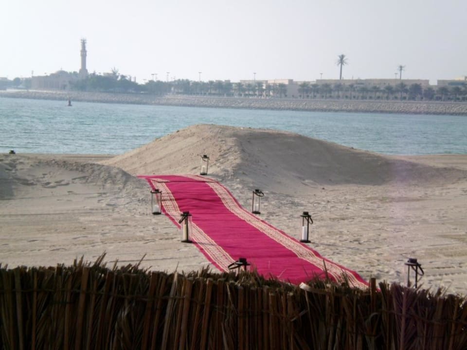 Vorbereitungen für ein privates Dinner am Strand Emirates Palace Mandarin Oriental