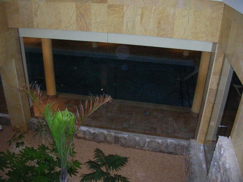 Blick von der Lobby ins Hallenbad Prinsotel La Dorada