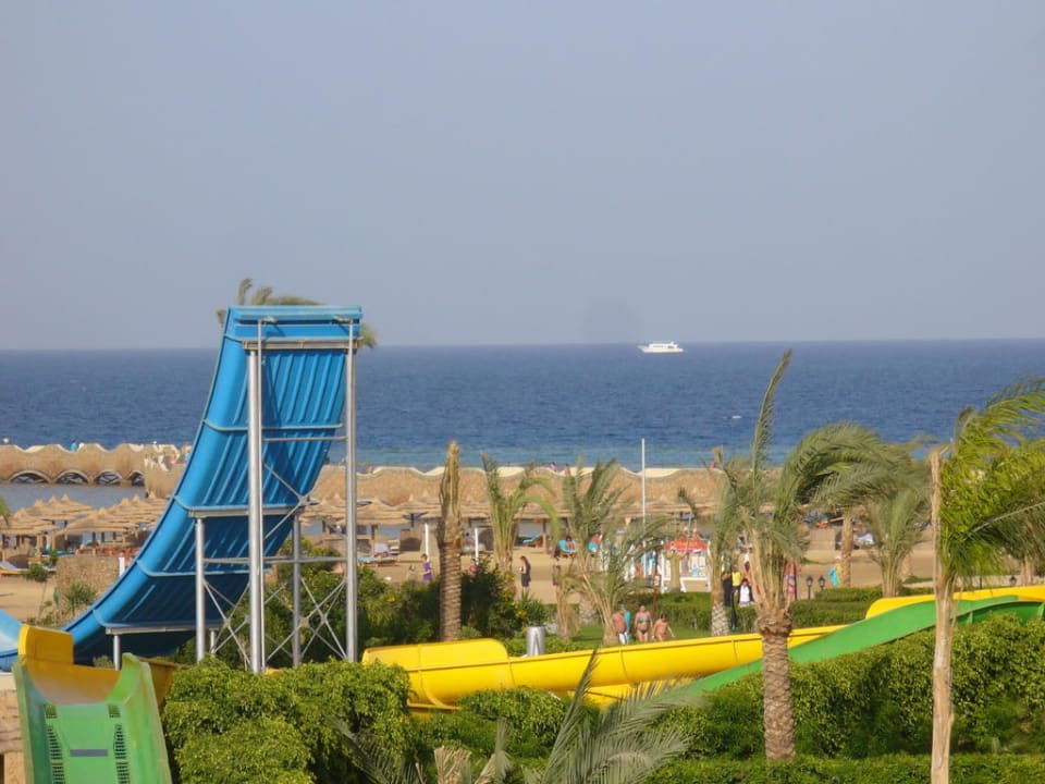 Blick auf die Wasserrutschen und den Strand Titanic Beach Spa & Aqua Park