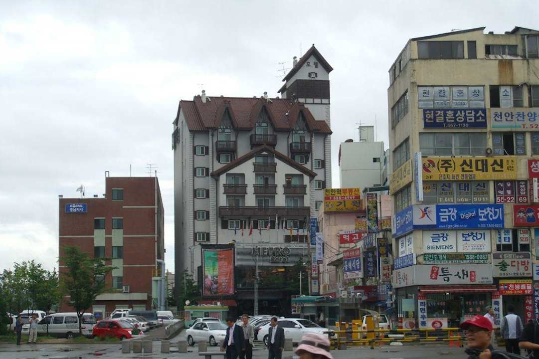 Hauptansicht vom Vorplatz des Bahnhofs Cheonan Metro Tourist Hotel
