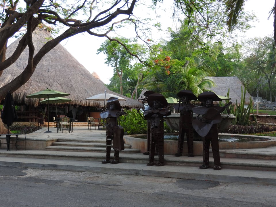 Vor dem Hotel Lodge Uxmal Hotel The Lodge at Uxmal