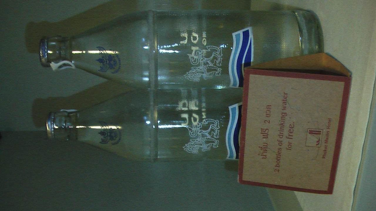 2 Stck. 0,5 L Wasser kostenlos Hotel Phuket Merlin