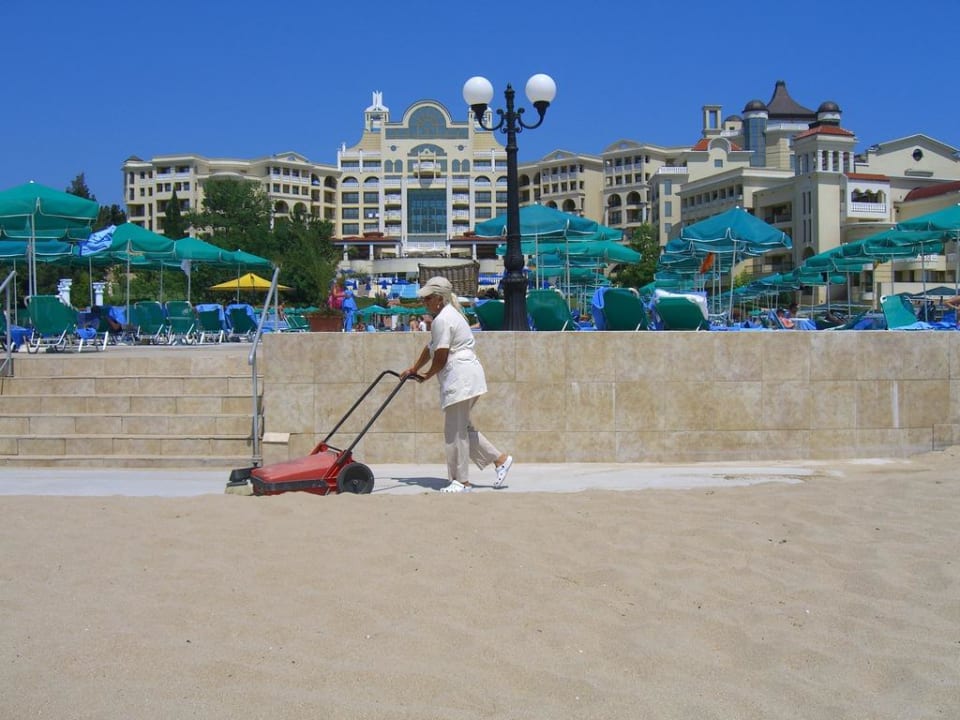 Tägliche Reinigung des Strand - und Poolbereichs Duni Royal Resort - Marina Beach