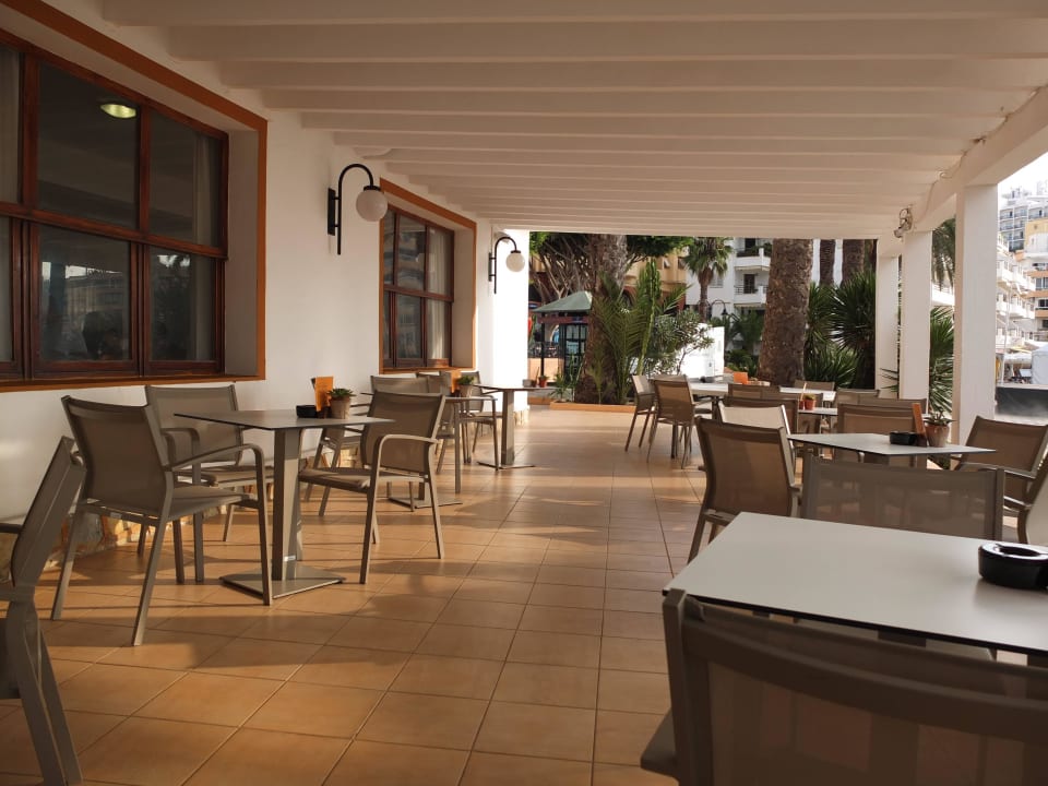 Hotel-Terrasse neben dem Haupteingang Hotel Figueretas