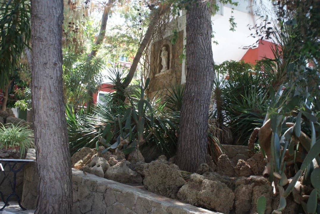 "Kitschiggriechischer Garten" Hotel Vassilikos Beach
