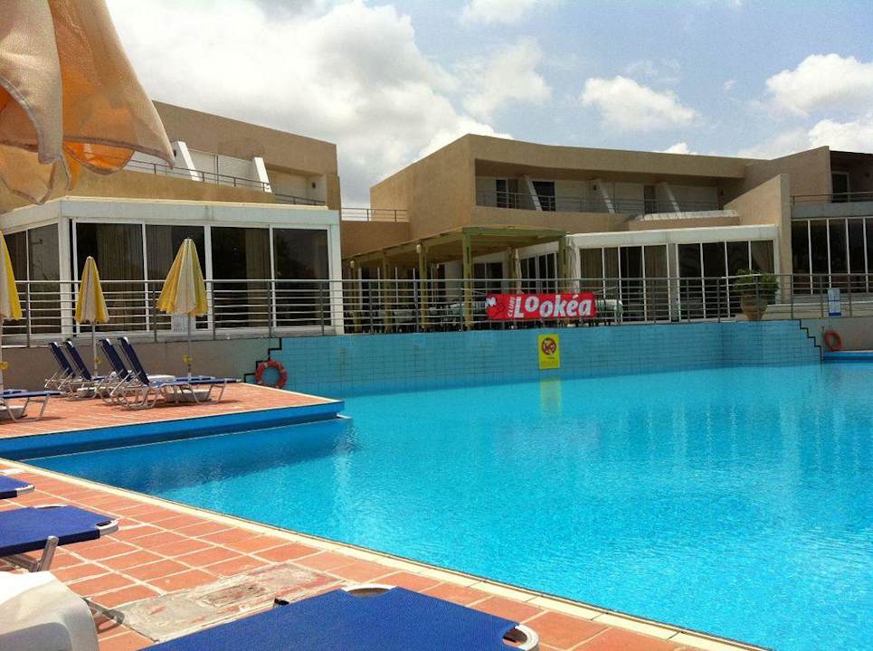 Blick auf das Restaurant Santa Marina Beach