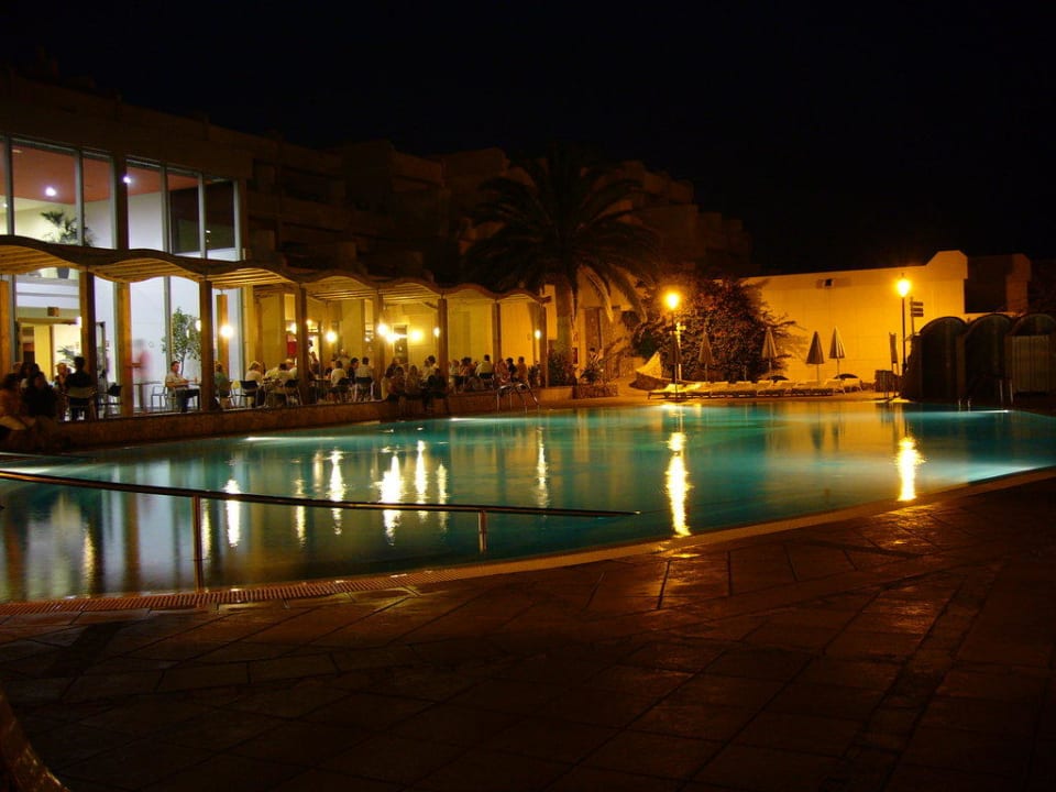 Pool bei Nacht SBH Hotel Taro Beach