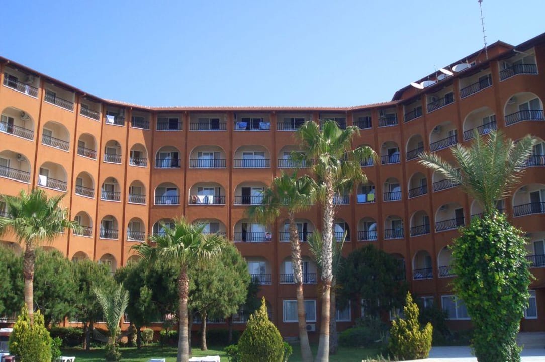 Blick aus der Anlage zum Gebäude Club Turtas Beach Hotel