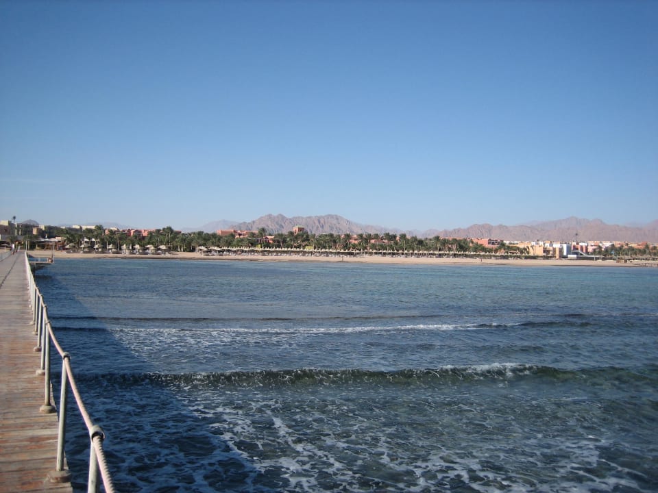 Blick vom Hotelsteg zum Hotelstrand TUI MAGIC LIFE Redsina Sharm El Sheikh