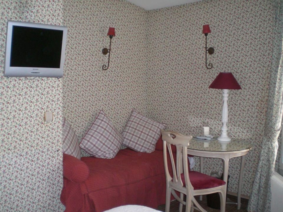 Zimmer mit Fernseher und kleiner Ecke Neuilly Park Hotel