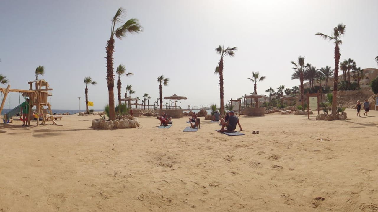 Йога на пляже Pickalbatros Citadel Resort