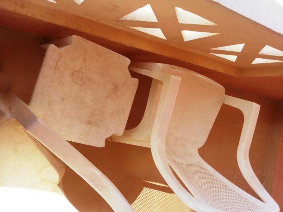 Brudne krzesła i stolik tarasowy Pickalbatros Aqua Park Resort - Hurghada