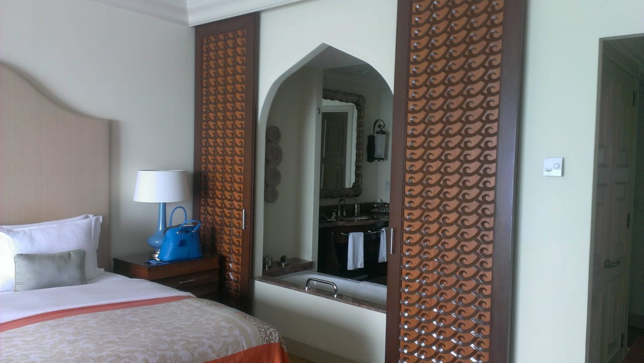 Blick vom Bett ins Bad - hui! Atlantis, The Palm