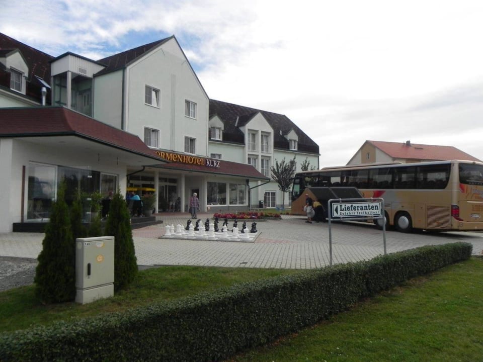 Vorderseite Thermenhotel Kurz