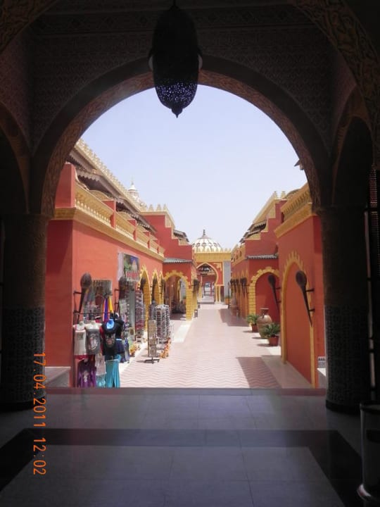 Hauptstraße mit vielen Geschäften Pickalbatros Alf Leila Wa Leila Resort - Neverland Hurghada