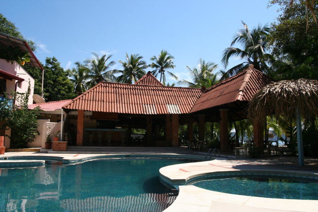 Pool mit Restaurant im Hintergrund Hotel Las Brisas del Pacifico