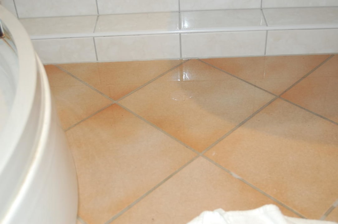 Überschwemmtes Badezimmer nach dem Duschen Hotel Bismarckhöhe