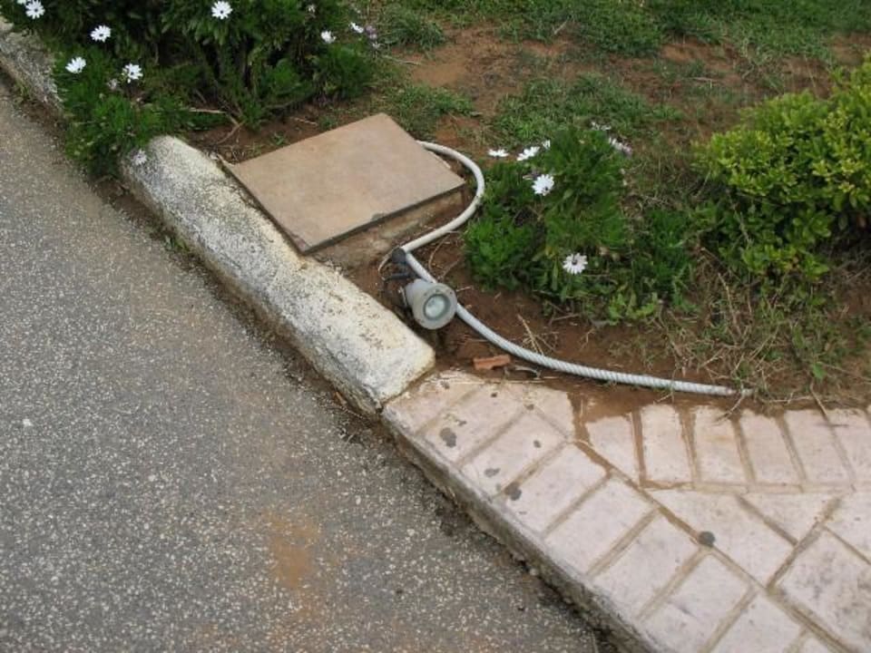 Defekte Wege und offene Kabel Sandy Beach Resort