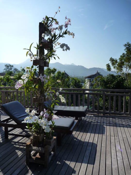 Liegen beim Hilltop-Pool Aana Resort