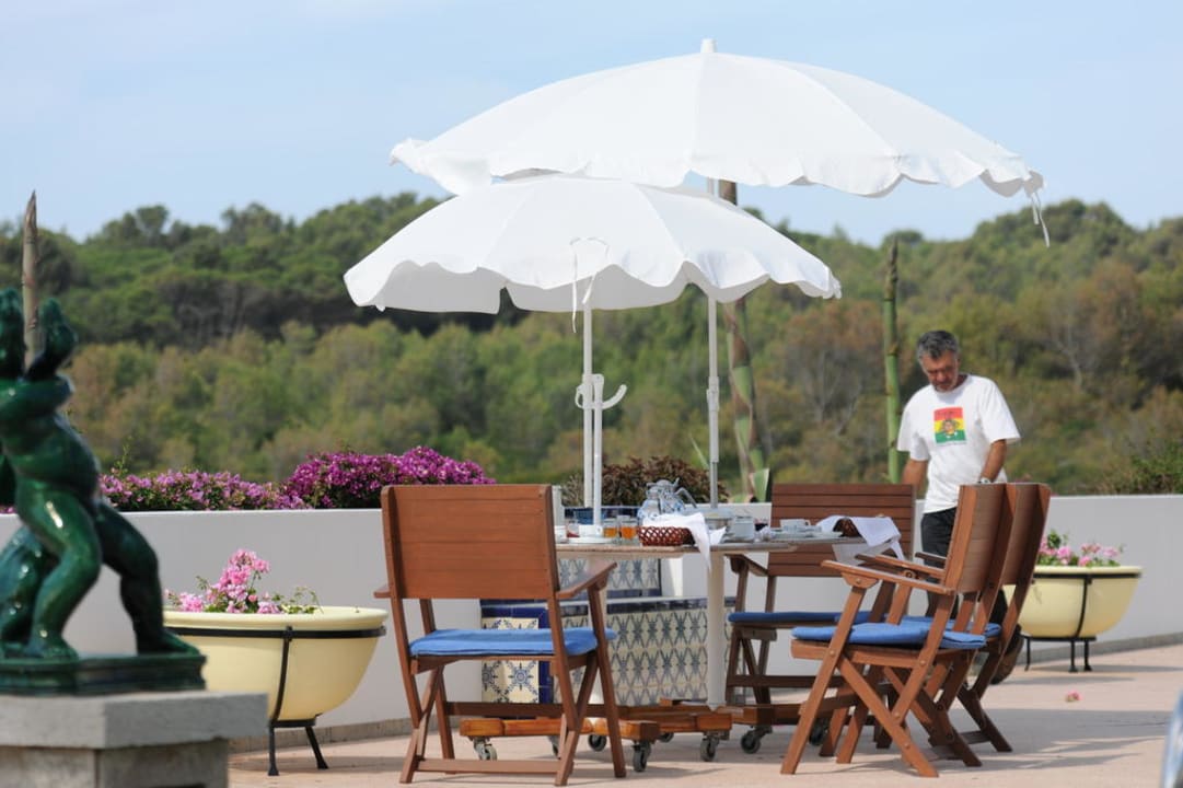 Frühstück am Klippenrand. Casa Três Palmeiras