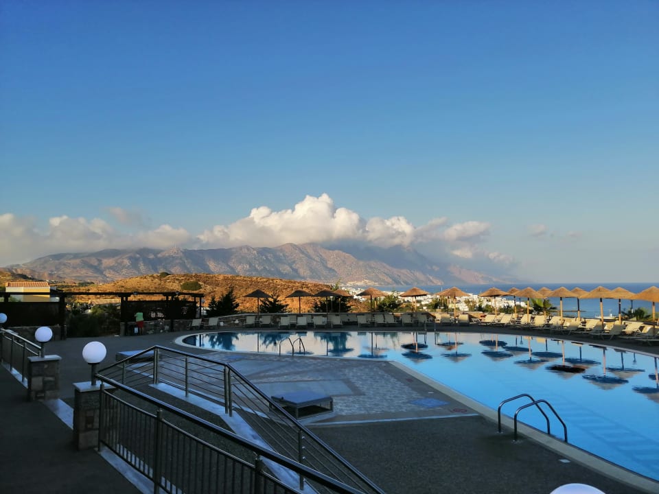Pool Grand Blue Beach Hotel