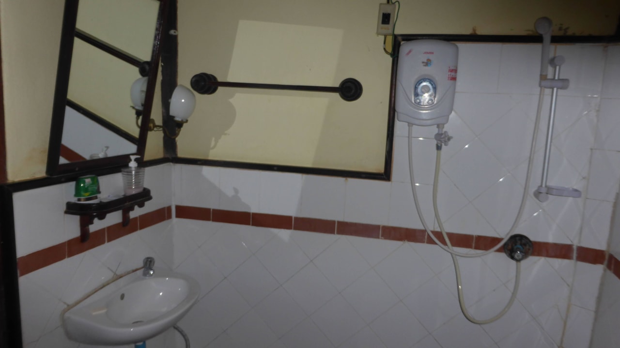 Bad/WC Elephant Lodge - Elephant Village