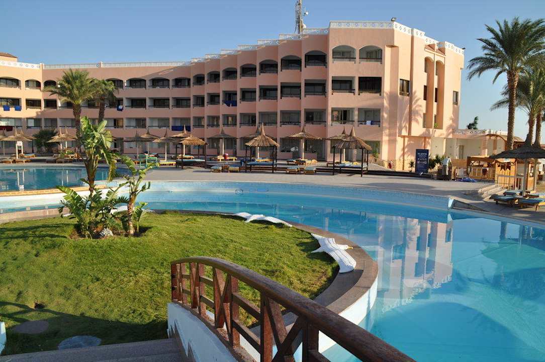 Poolanlage beim Strand Beach Albatros Resort