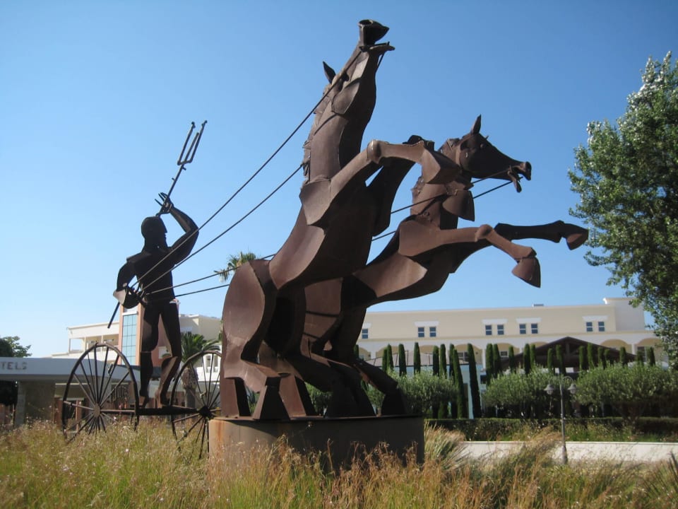 Skulptur im Eingangsbereich des Hotel Neptune Luxury Resort