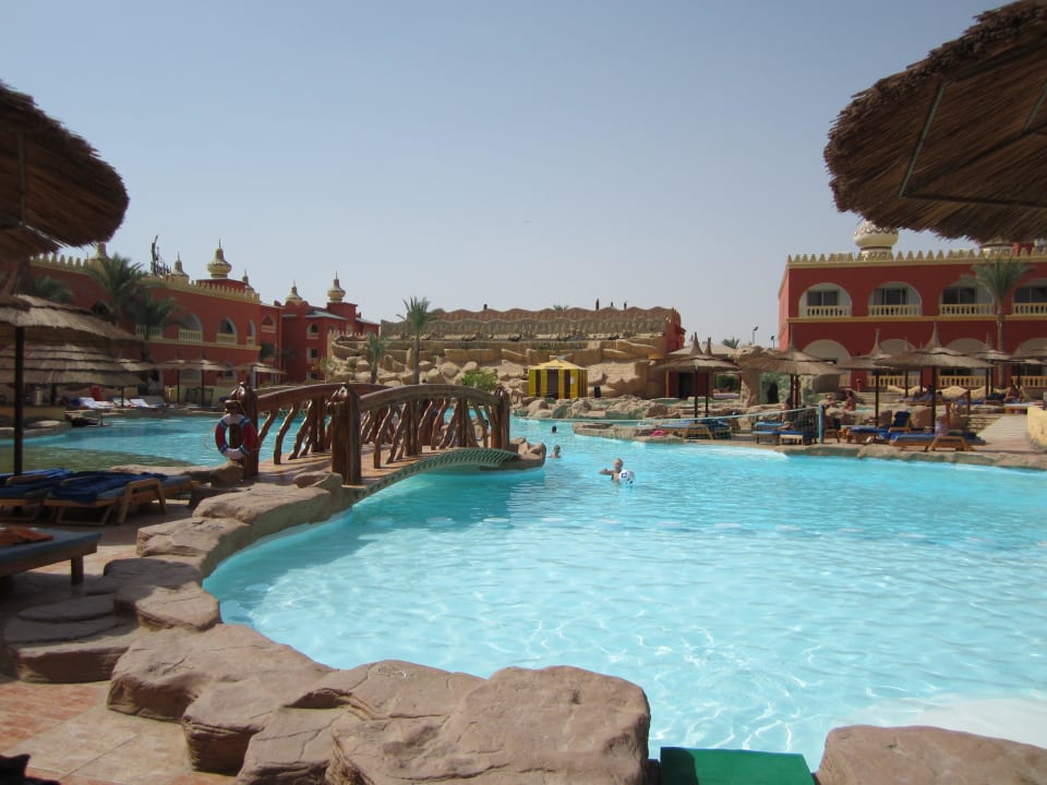Neben  Poolbar Pickalbatros Alf Leila Wa Leila Resort - Neverland Hurghada